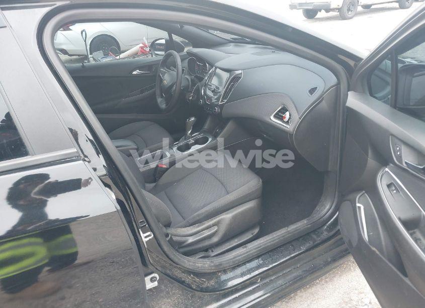 Photo 5 of 2018 Chevrolet Cruze LT (VIN 3G1BE6SM1JS591763)