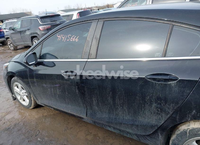 Photo 14 of 2018 Chevrolet Cruze LT AUTO (VIN 3G1BE6SM1JS603880)