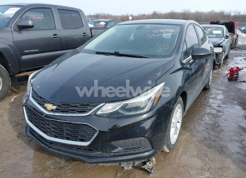 Photo 2 of 2018 Chevrolet Cruze LT AUTO (VIN 3G1BE6SM1JS603880)