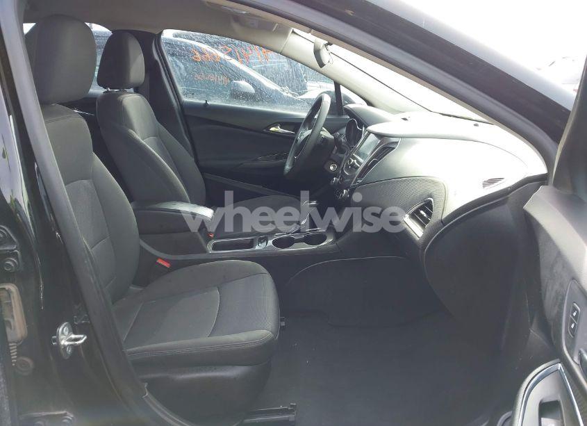 Photo 5 of 2018 Chevrolet Cruze LT AUTO (VIN 3G1BE6SM1JS603880)