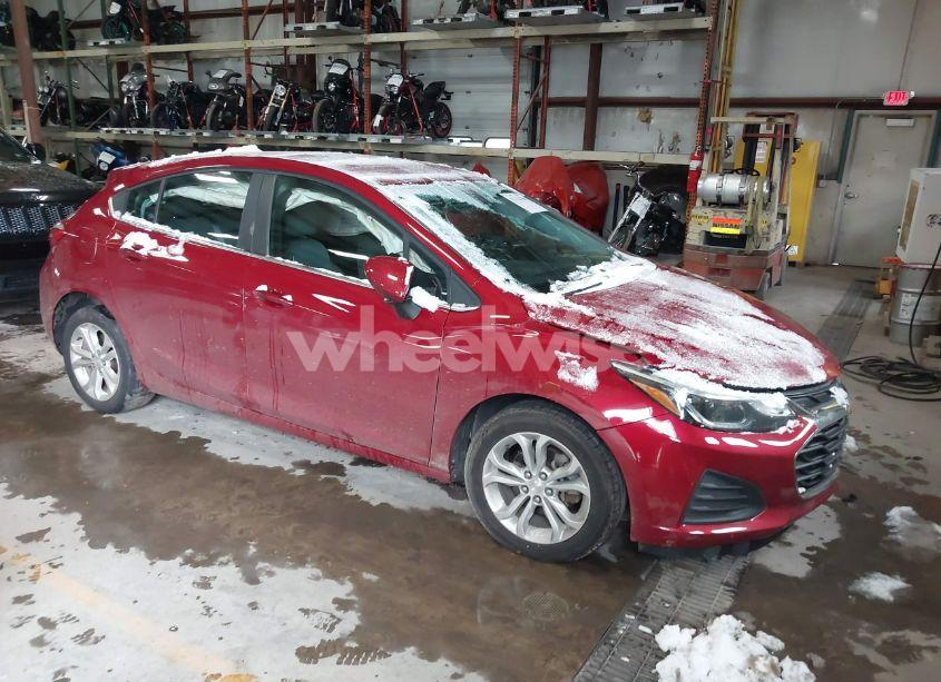 2019 Chevrolet Cruze LT (VIN 3G1BE6SM1KS562930) main photo