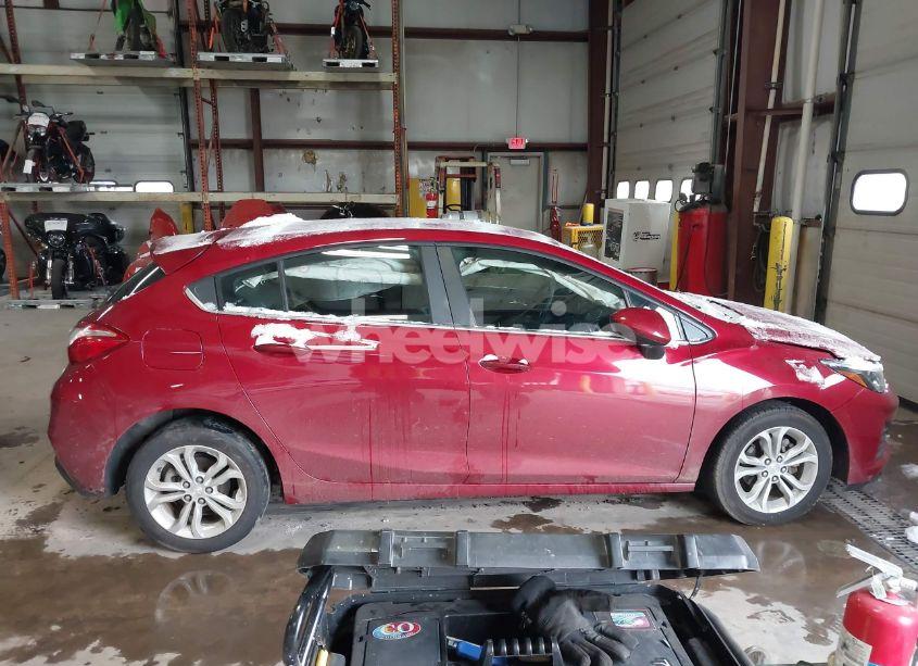 Photo 13 of 2019 Chevrolet Cruze LT (VIN 3G1BE6SM1KS562930)