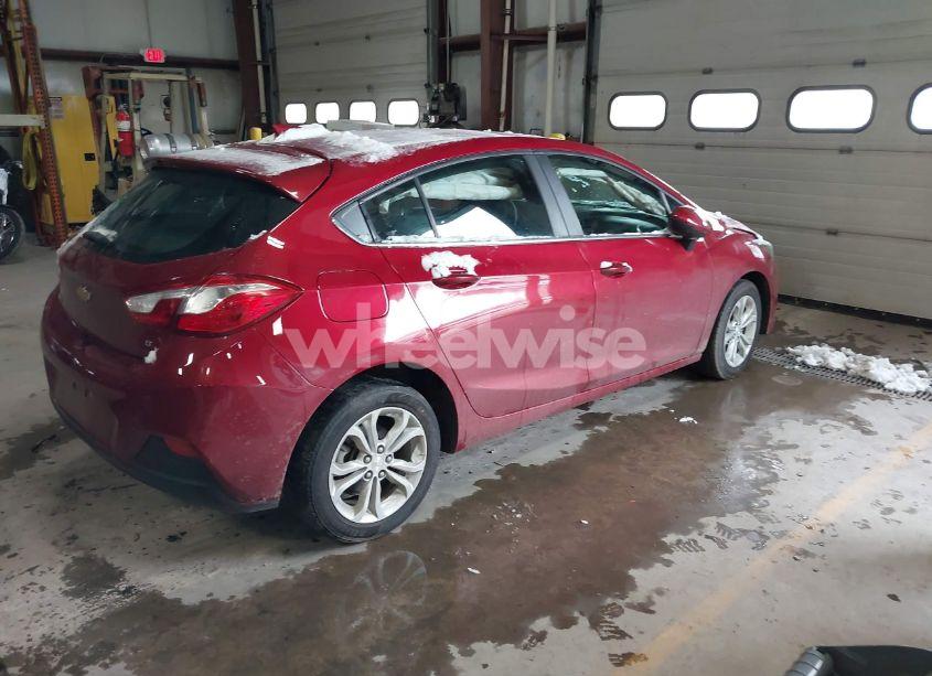Photo 4 of 2019 Chevrolet Cruze LT (VIN 3G1BE6SM1KS562930)
