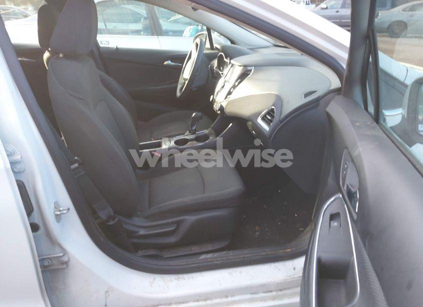 Photo 5 of 2018 Chevrolet Cruze LT AUTO (VIN 3G1BE6SM2JS602821)