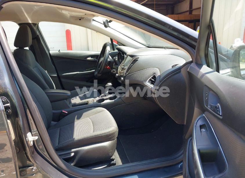 Photo 5 of 2018 Chevrolet Cruze LT AUTO (VIN 3G1BE6SM2JS613351)