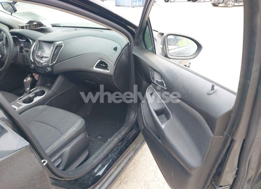 Photo 5 of 2017 Chevrolet Cruze LT AUTO (VIN 3G1BE6SM3HS556135)