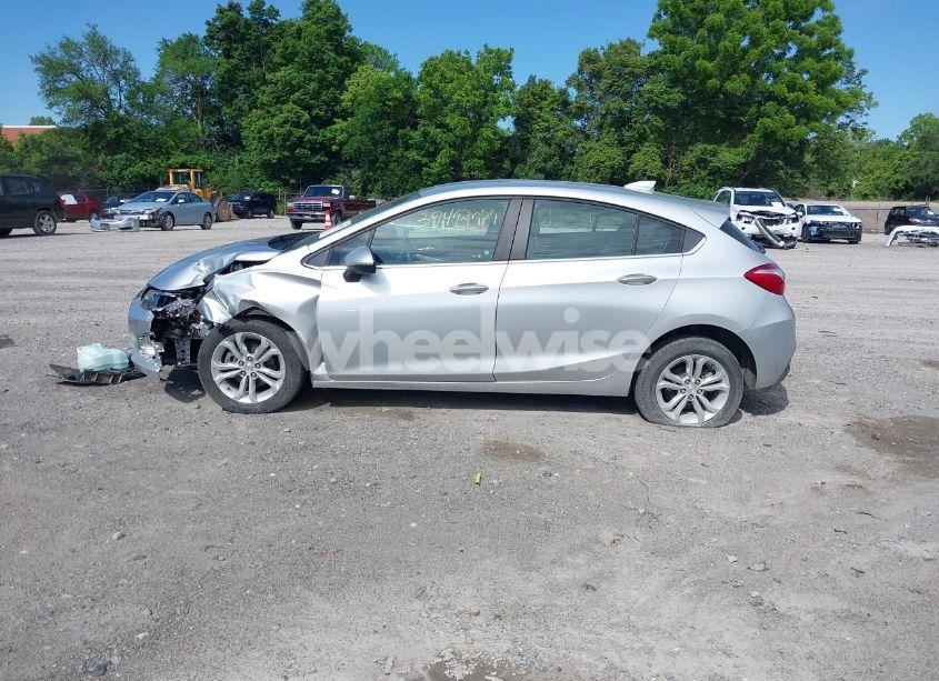 Photo 15 of 2019 Chevrolet Cruze LT (VIN 3G1BE6SM4KS570374)