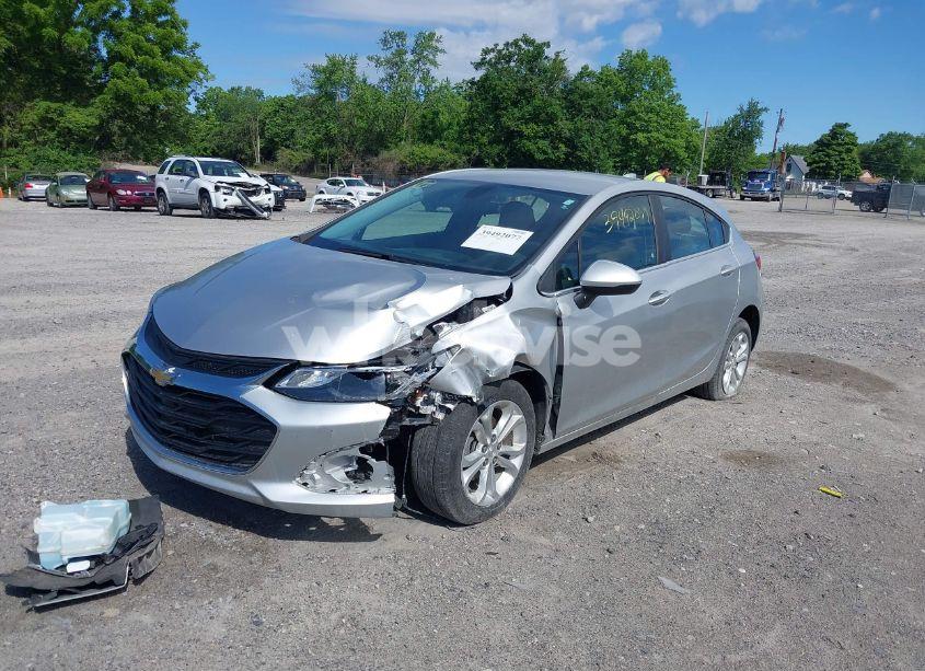 Photo 2 of 2019 Chevrolet Cruze LT (VIN 3G1BE6SM4KS570374)