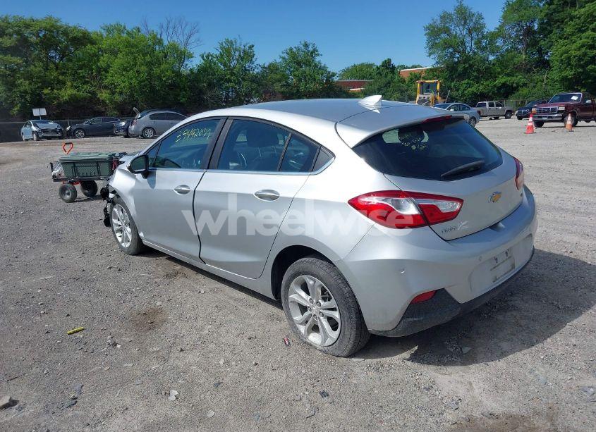 Photo 3 of 2019 Chevrolet Cruze LT (VIN 3G1BE6SM4KS570374)