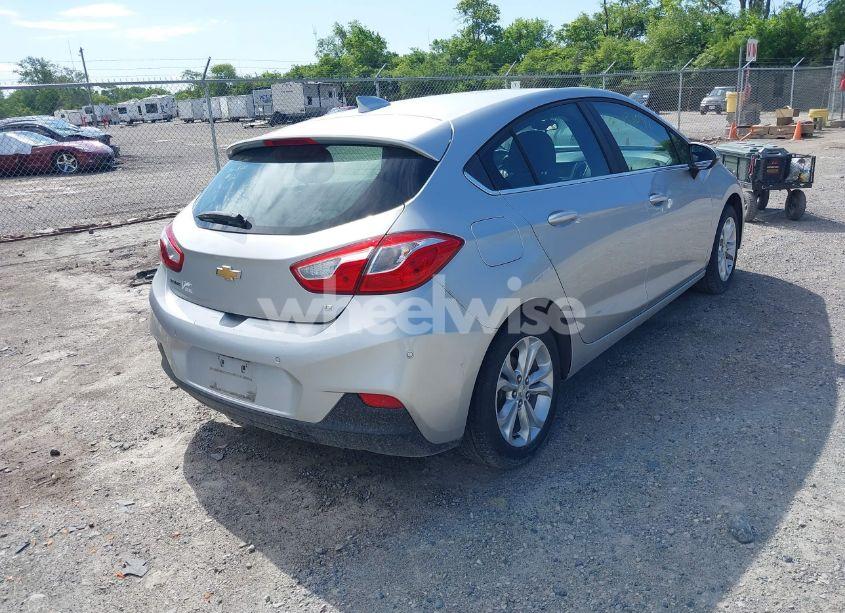 Photo 4 of 2019 Chevrolet Cruze LT (VIN 3G1BE6SM4KS570374)