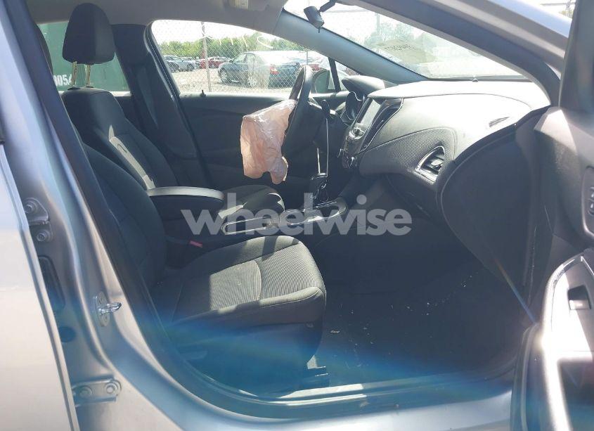 Photo 5 of 2019 Chevrolet Cruze LT (VIN 3G1BE6SM4KS570374)