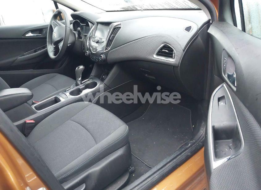 Photo 5 of 2017 Chevrolet Cruze LT AUTO (VIN 3G1BE6SM5HS586091)