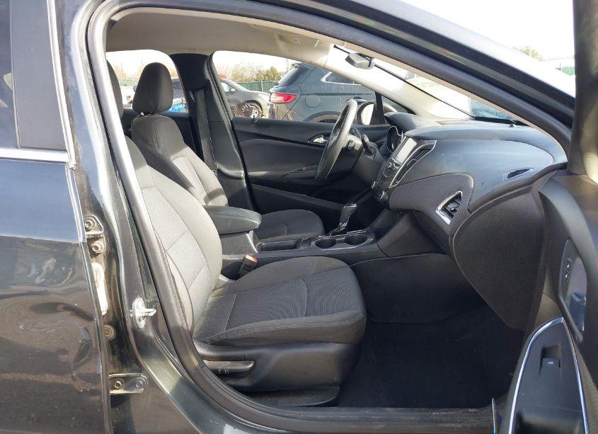 Photo 5 of 2018 Chevrolet Cruze LT AUTO (VIN 3G1BE6SM5JS633397)