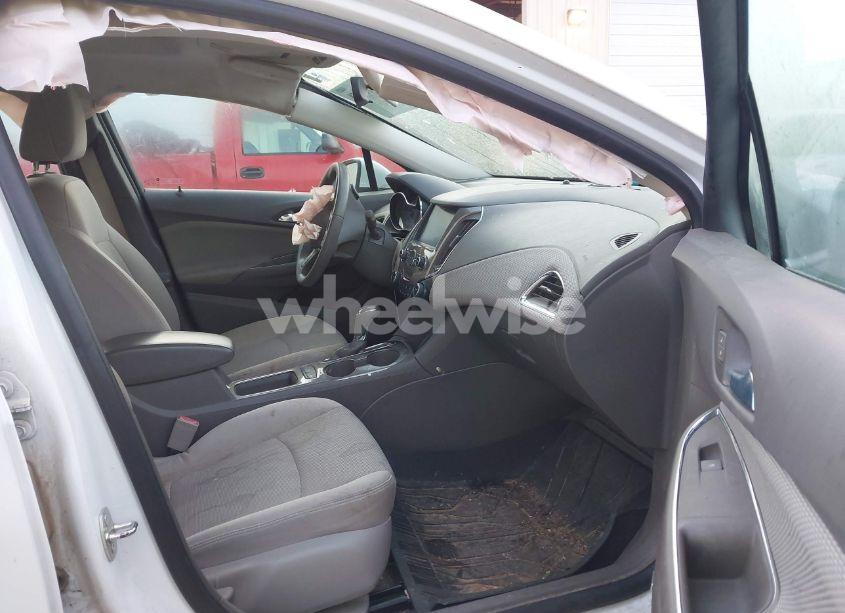 Photo 5 of 2018 Chevrolet Cruze LT AUTO (VIN 3G1BE6SM5JS646893)