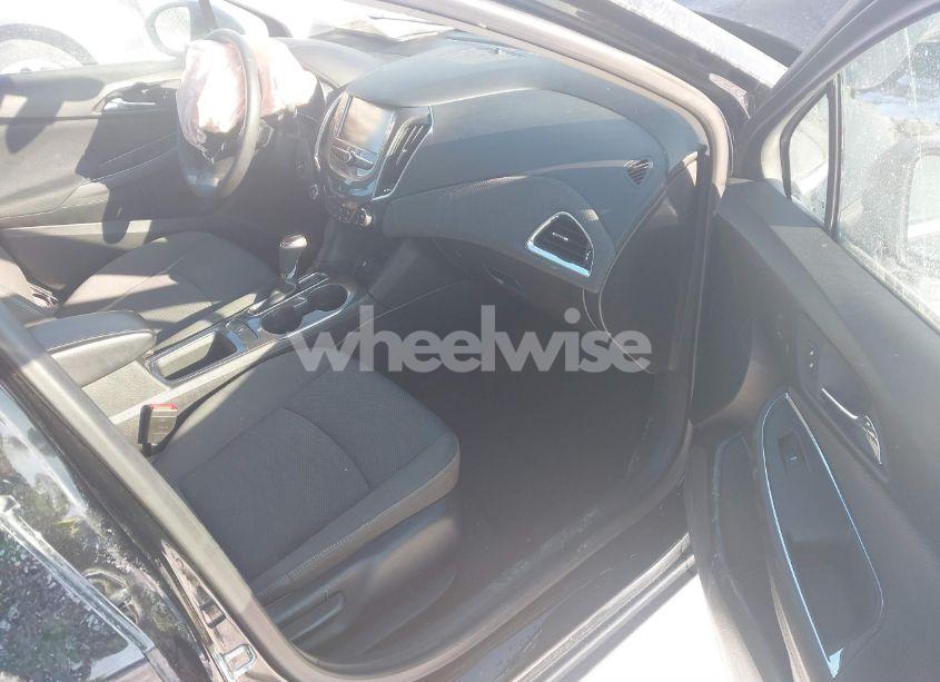 Photo 5 of 2018 Chevrolet Cruze LT AUTO (VIN 3G1BE6SM6JS586977)