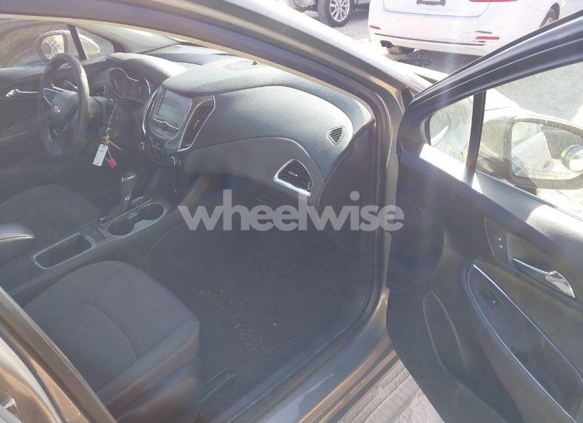 Photo 5 of 2018 Chevrolet Cruze LT AUTO (VIN 3G1BE6SM6JS646868)