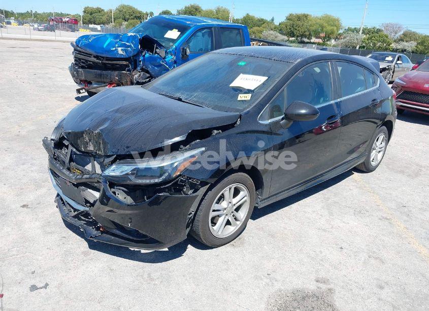 Photo 2 of 2018 Chevrolet Cruze LT AUTO (VIN 3G1BE6SM8JS648752)
