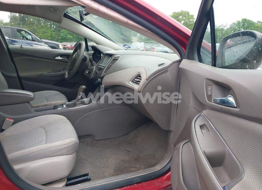 Photo 5 of 2018 Chevrolet Cruze LT AUTO (VIN 3G1BE6SM9JS567033)