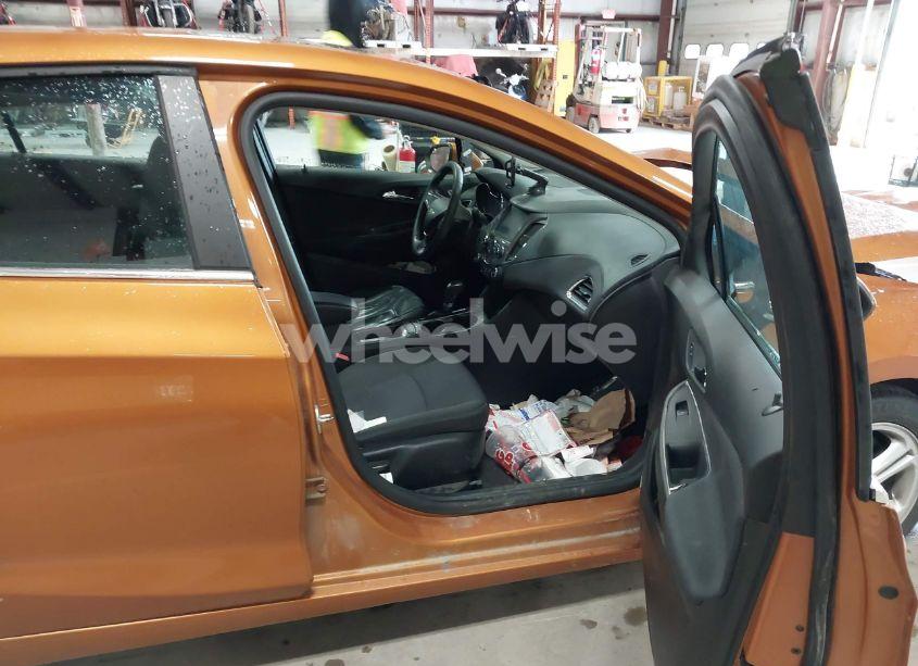 Photo 5 of 2017 Chevrolet Cruze LT AUTO (VIN 3G1BE6SMXHS603306)