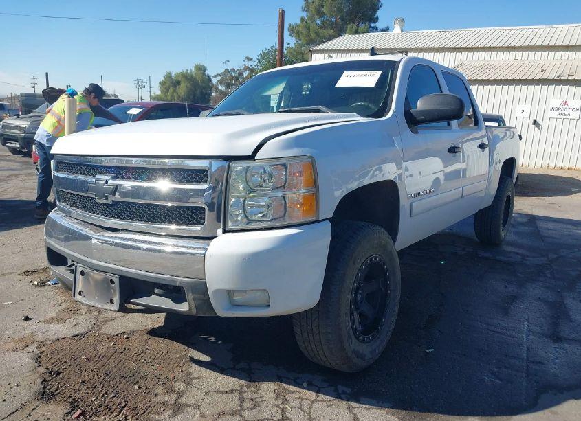 Photo 2 of 2007 Chevrolet Silverado 1500 LT1 (VIN 3GCEK13M57G526960)