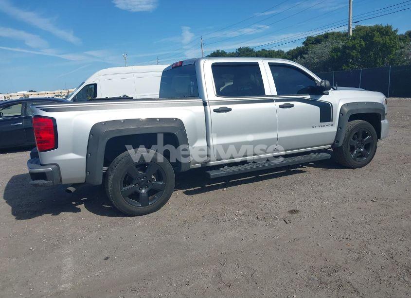 Photo 4 of 2018 Chevrolet Silverado 1500 CUSTOM (VIN 3GCPCPEC0JG161592)