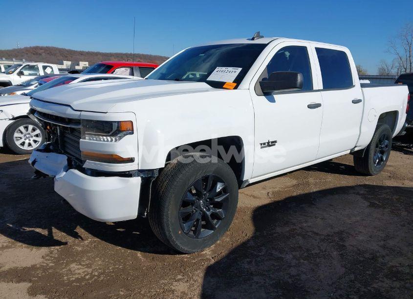 Photo 2 of 2018 Chevrolet Silverado 1500 CUSTOM (VIN 3GCPCPECXJG621759)