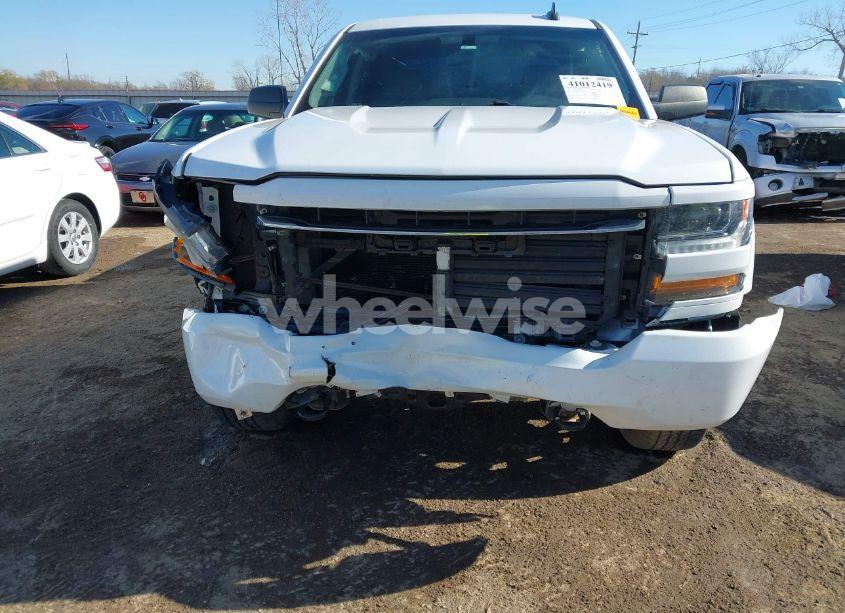 Photo 6 of 2018 Chevrolet Silverado 1500 CUSTOM (VIN 3GCPCPECXJG621759)