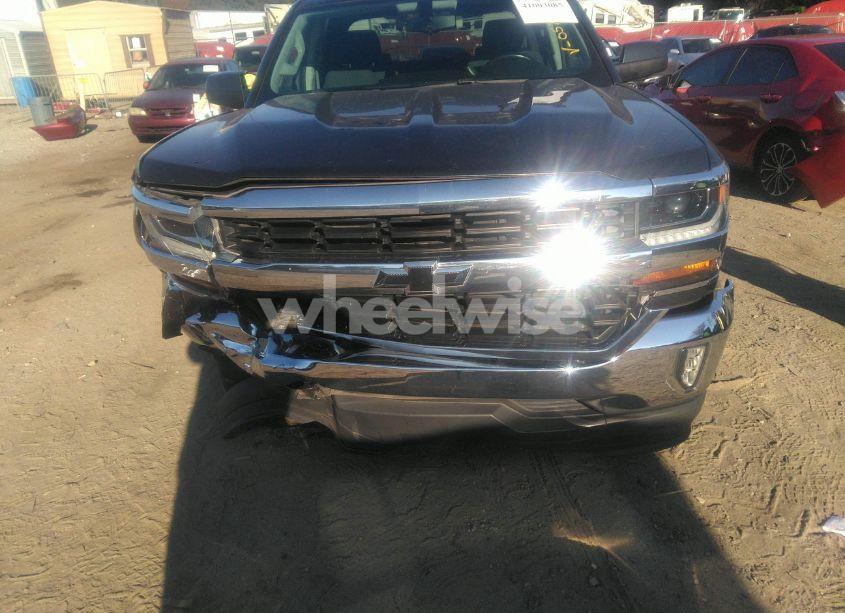 Photo 13 of 2018 Chevrolet Silverado 1500 1LT (VIN 3GCPCREC0JG560577)