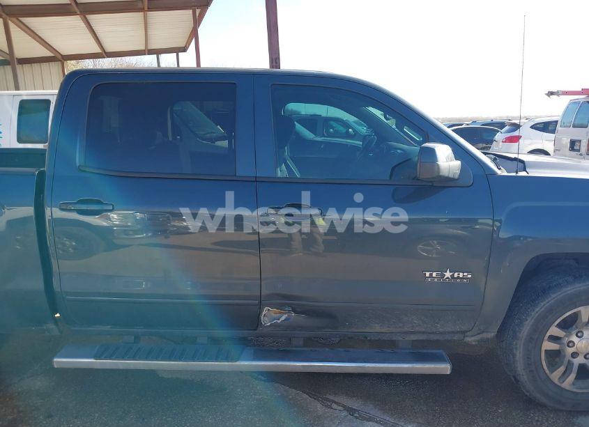 Photo 13 of 2018 Chevrolet Silverado 1500 1LT (VIN 3GCPCREC3JG106422)