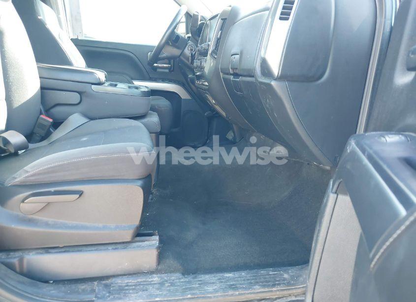 Photo 5 of 2018 Chevrolet Silverado 1500 1LT (VIN 3GCPCREC3JG106422)