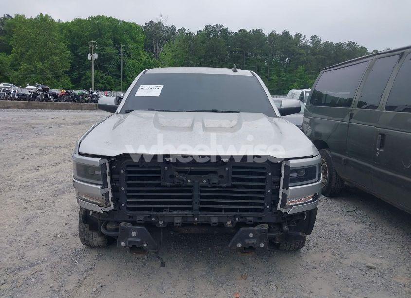 Photo 12 of 2018 Chevrolet Silverado 1500 1LT (VIN 3GCPCREC3JG167544)