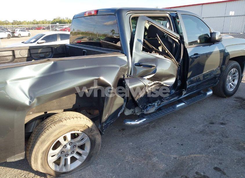 Photo 6 of 2018 Chevrolet Silverado 1500 1LT (VIN 3GCPCREC4JG574613)