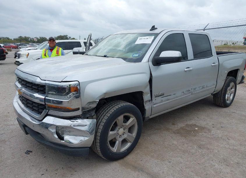 Photo 2 of 2018 Chevrolet Silverado 1500 1LT (VIN 3GCPCREC5JG108964)