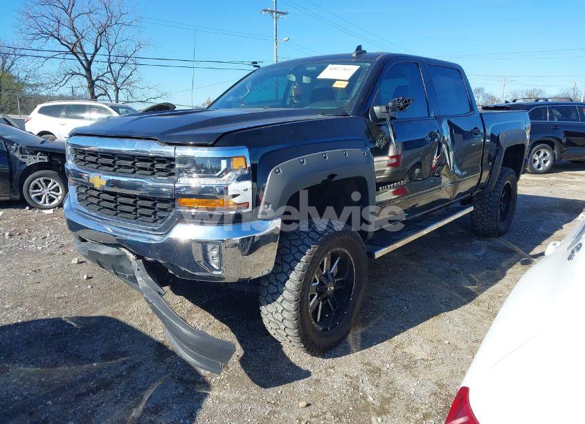 Photo 2 of 2018 Chevrolet Silverado 1500 1LT (VIN 3GCPCREC5JG611006)