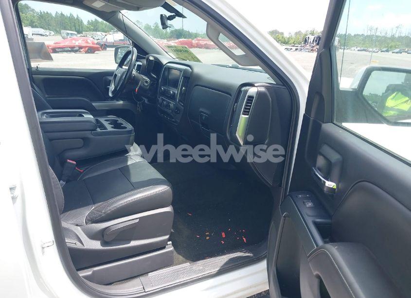 Photo 5 of 2018 Chevrolet Silverado 1500 1LT (VIN 3GCPCREC7JG111574)