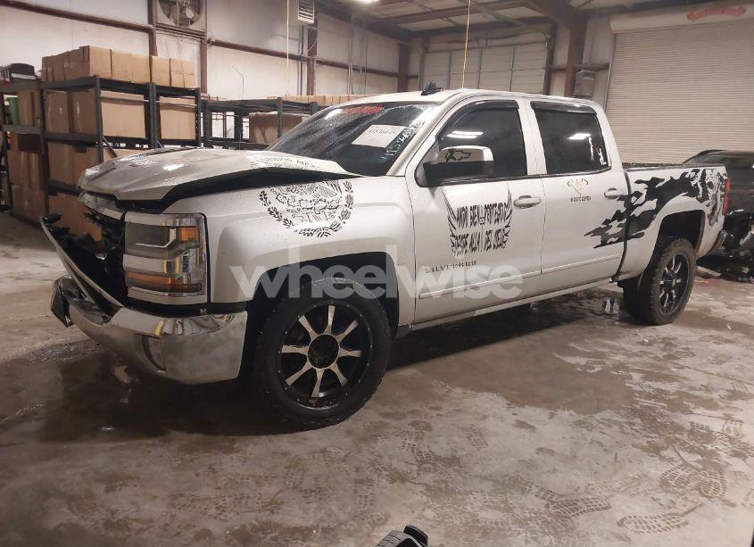 Photo 2 of 2018 Chevrolet Silverado 1500 1LT (VIN 3GCPCREC7JG164372)