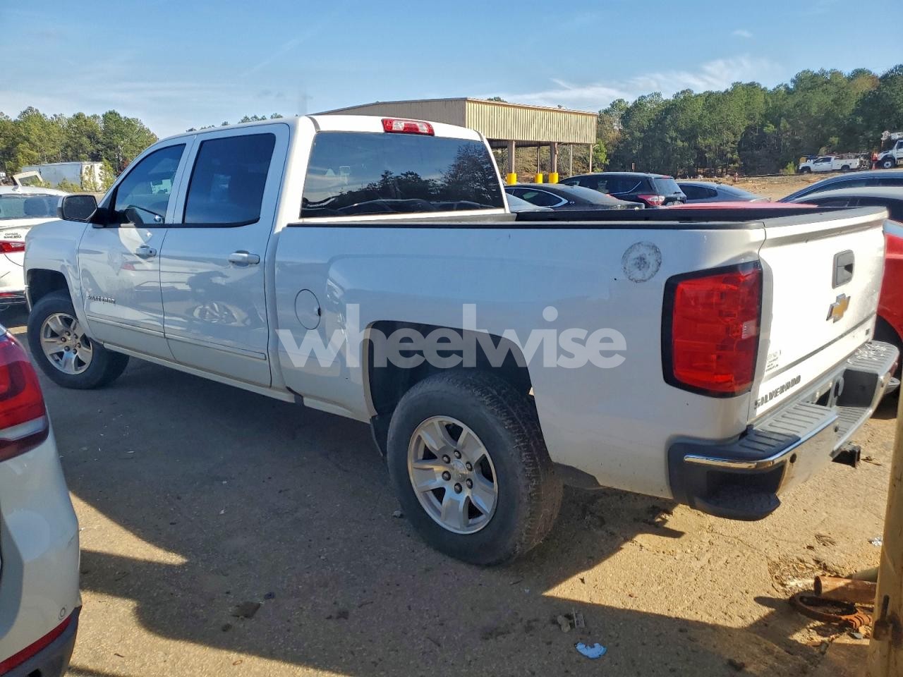 Photo 2 of 2018 CHEVROLET SILVERADO C1500 LT (VIN 3GCPCREC7JG270157)
