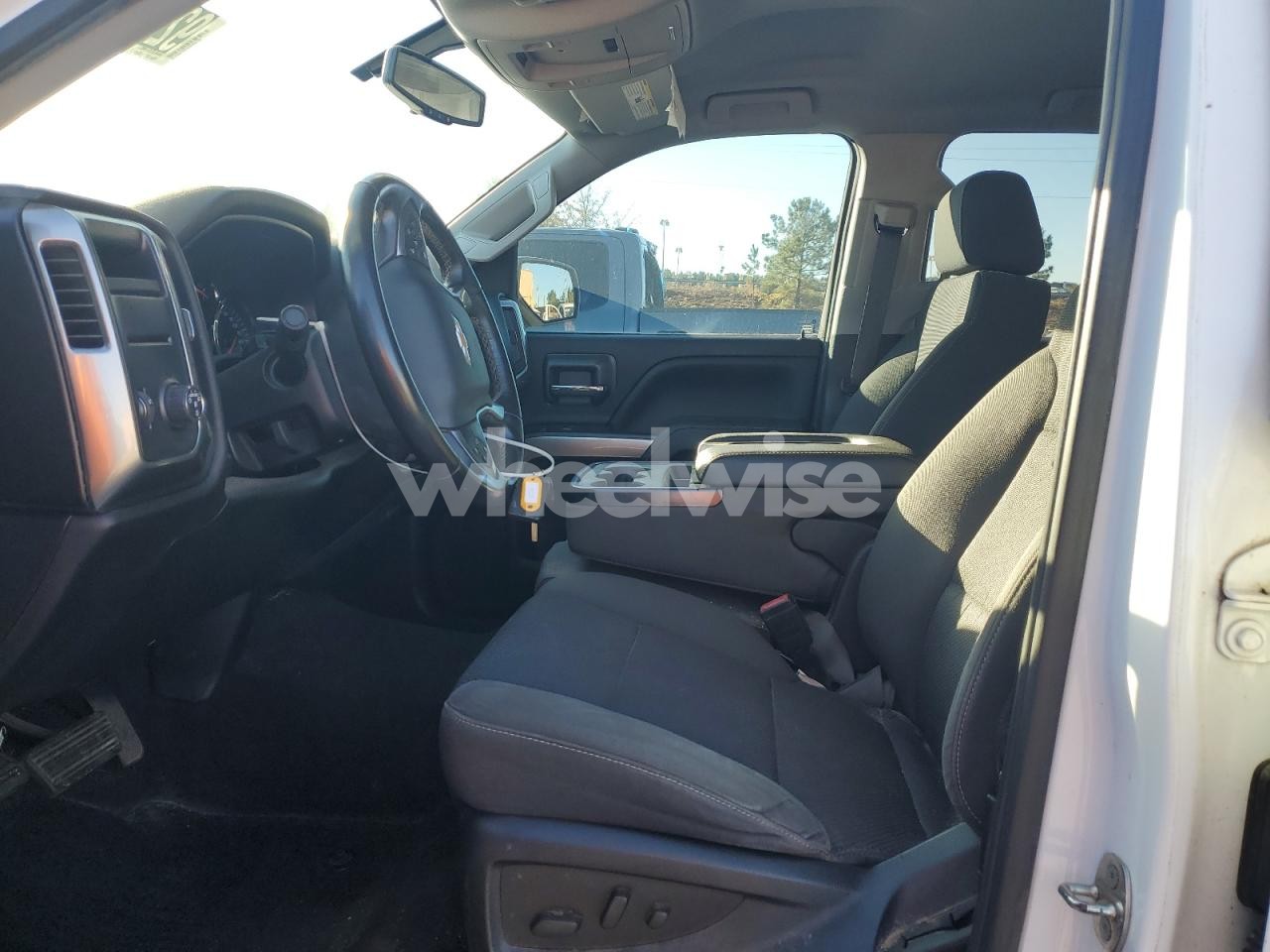 Photo 7 of 2018 CHEVROLET SILVERADO C1500 LT (VIN 3GCPCREC7JG270157)