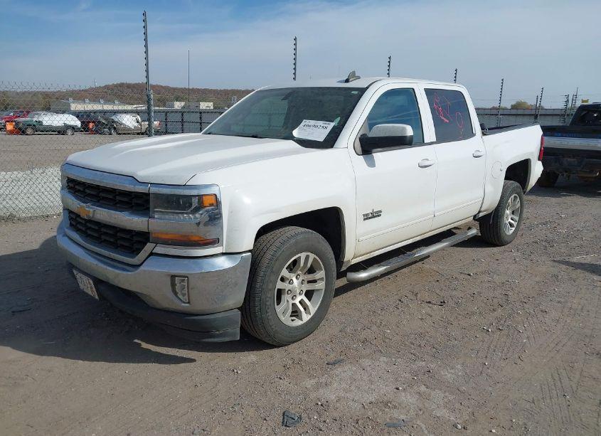 Photo 2 of 2018 Chevrolet Silverado 1500 1LT (VIN 3GCPCRECXJG587849)