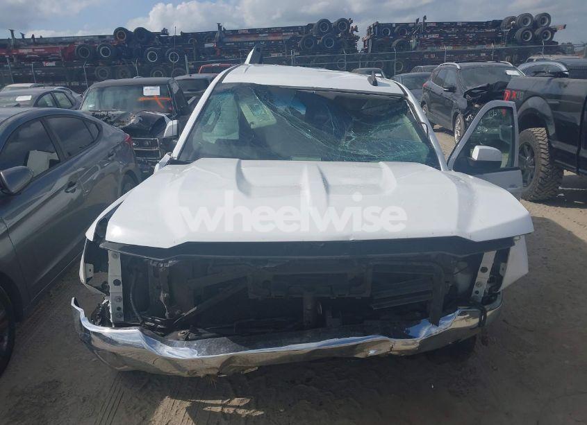 Photo 12 of 2018 Chevrolet Silverado 1500 1LT (VIN 3GCPCREH9JG330225)