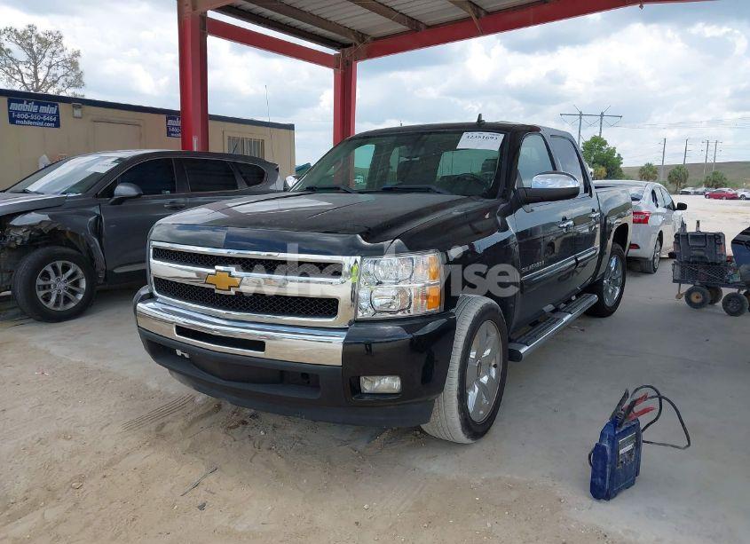 Photo 2 of 2011 Chevrolet Silverado 1500 LT (VIN 3GCPCSE01BG326897)