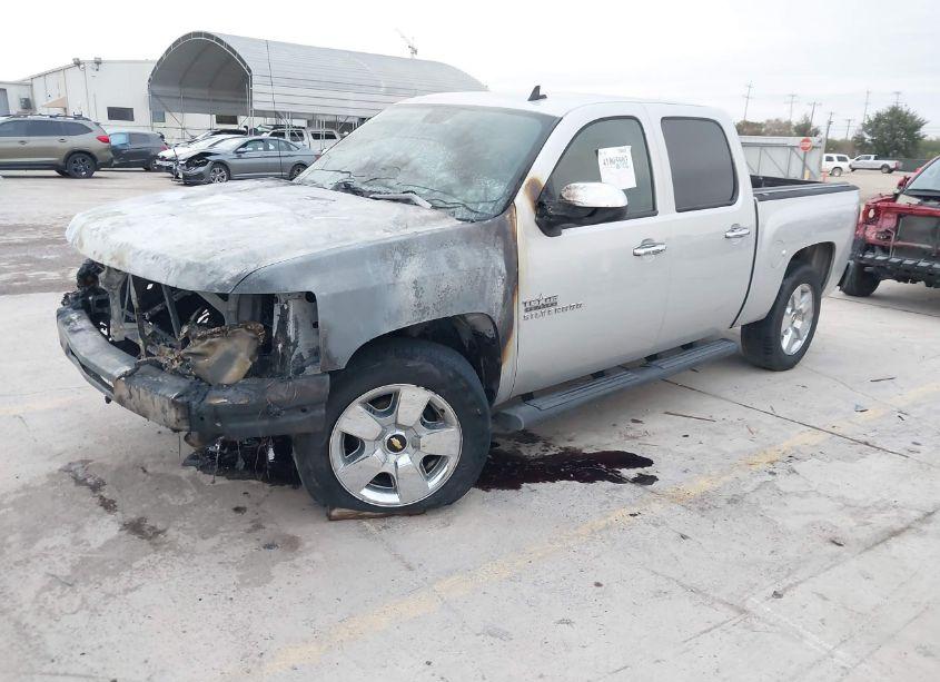 Photo 2 of 2011 Chevrolet Silverado 1500 LT (VIN 3GCPCSE02BG358242)