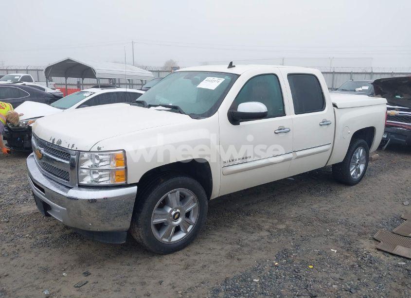 Photo 2 of 2013 Chevrolet Silverado 1500 LT (VIN 3GCPCSE02DG332646)