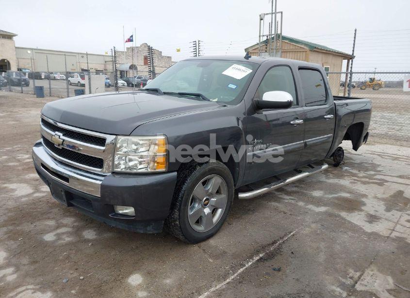 Photo 2 of 2011 Chevrolet Silverado 1500 LT (VIN 3GCPCSE03BG150466)