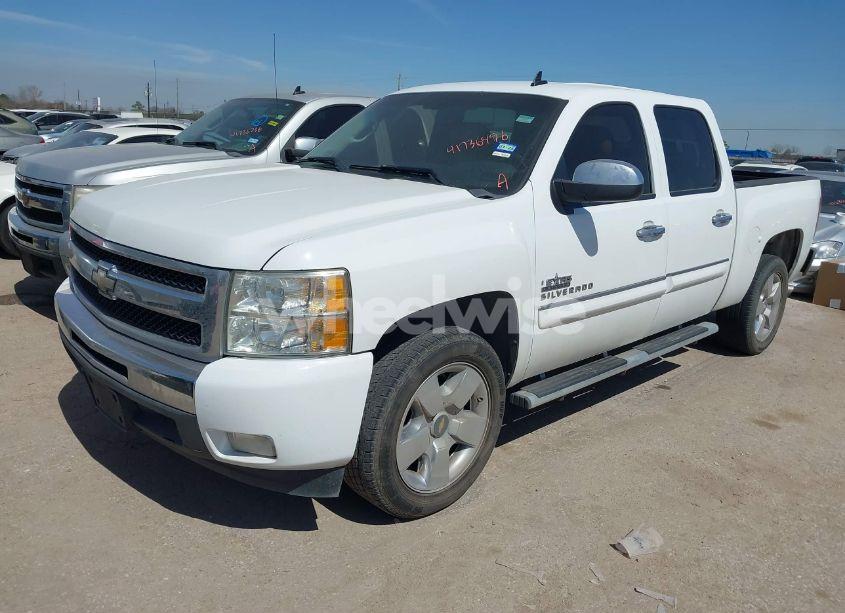 Photo 2 of 2011 Chevrolet Silverado 1500 LT (VIN 3GCPCSE03BG296057)