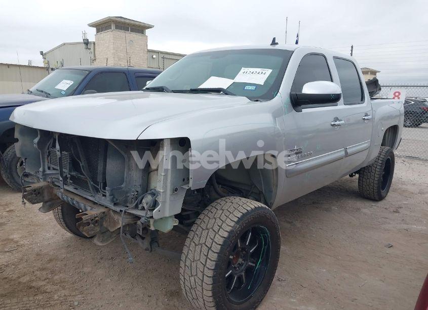 Photo 2 of 2013 Chevrolet Silverado 1500 LT (VIN 3GCPCSE04DG377720)