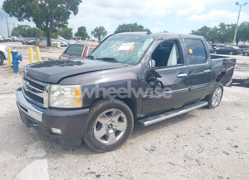 Photo 2 of 2011 Chevrolet Silverado 1500 LT (VIN 3GCPCSE0XBG185456)