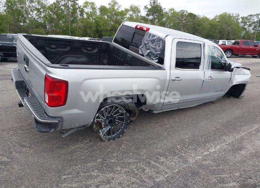 Photo 4 of 2018 Chevrolet Silverado 1500 1LZ (VIN 3GCPCSEC4JG643677)