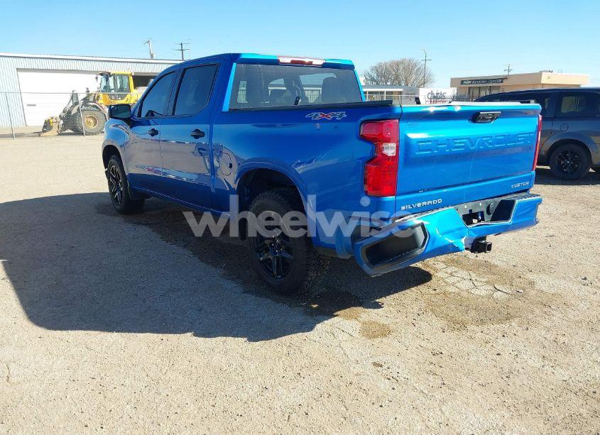 Photo 3 of 2022 Chevrolet Silverado 1500 4WD SHORT BED CUSTOM (VIN 3GCPDBEK3NG631658)