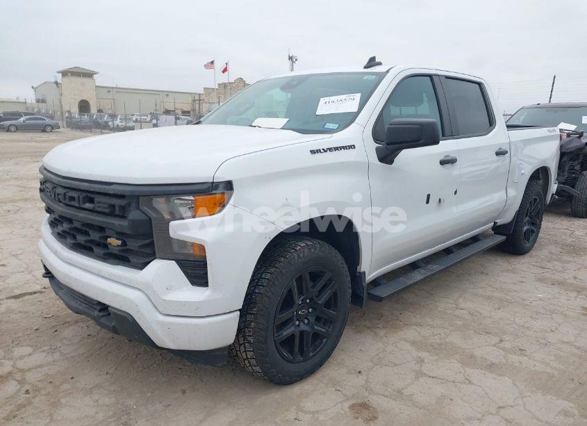 Photo 2 of 2022 Chevrolet Silverado 1500 4WD SHORT BED CUSTOM (VIN 3GCPDBEK7NG528792)